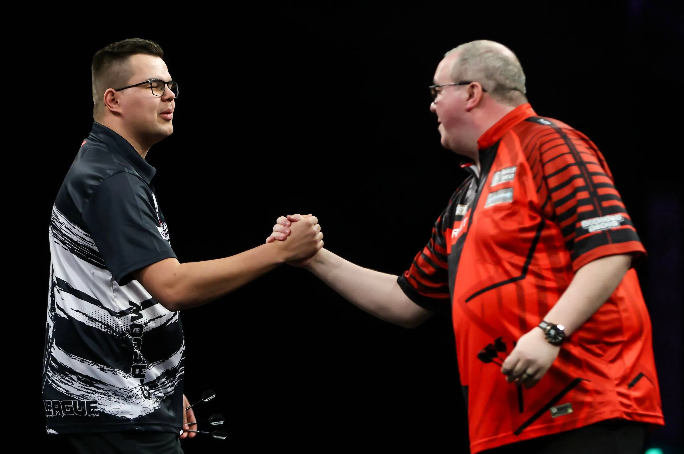 Gian van Veen and Stephen Bunting shake hands ahead of their match on night 3 of the 2026 Premier League Darts in Glasgow