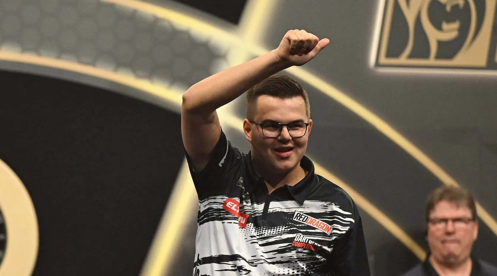 Gian van Veen gives a thumbs-up to the crowd.