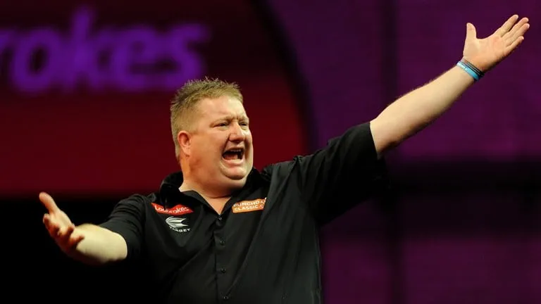 Lloyd backs Chisnall for tenth Premier League spot: "The run that he's had at the World Championship has spoken volumes"