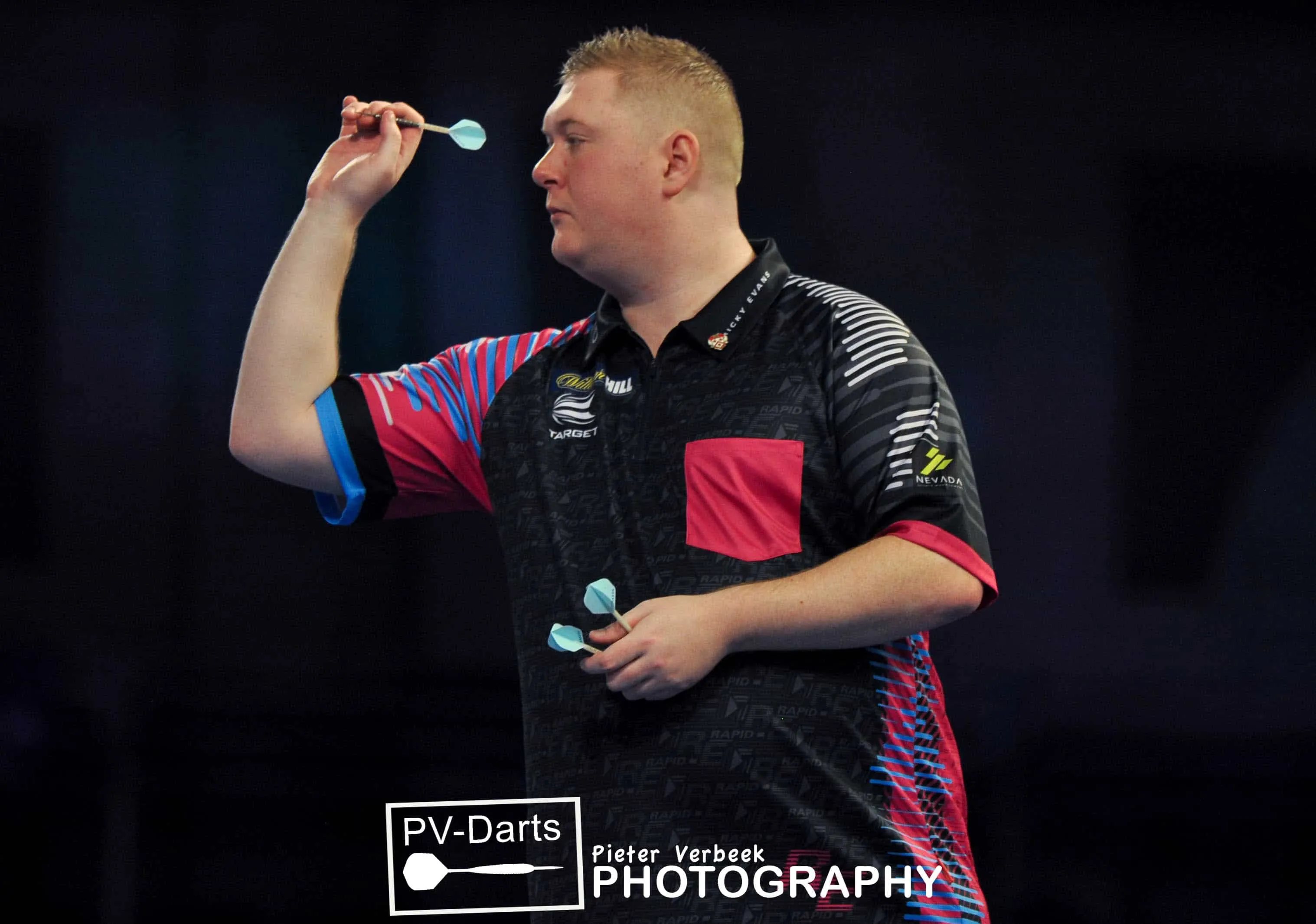 Evans battles back from set down to defeat Mansell and faces Van Gerwen in Third Round