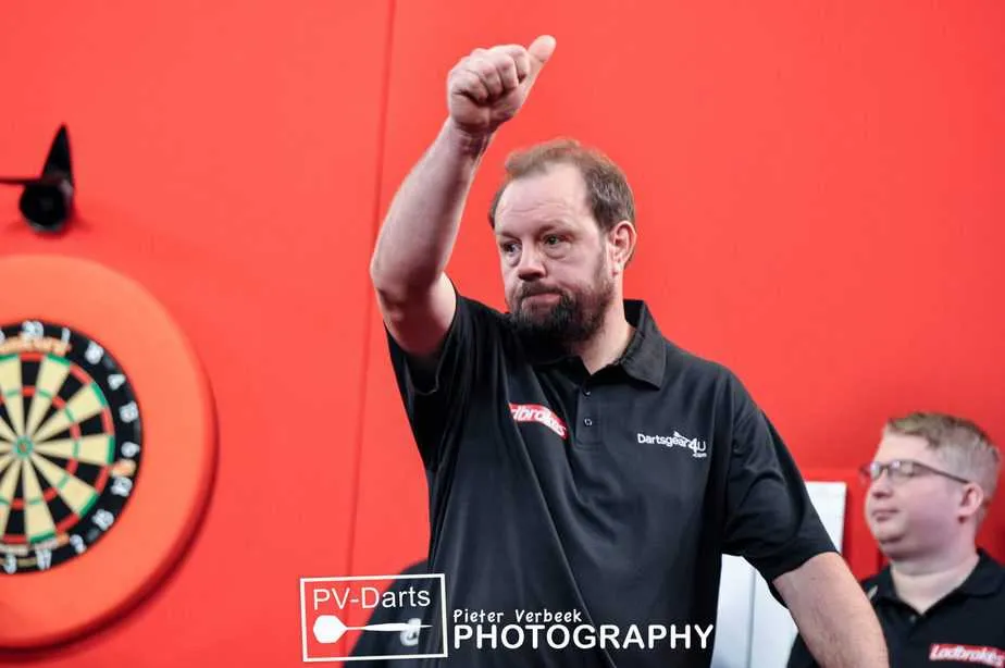 Lowe sets up tie with Smith after tough battle with Gorbunov