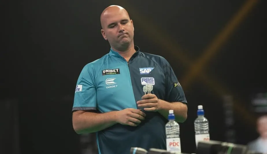 Cross eases past Pipe, Chisnall produces comeback to defeat Humphries