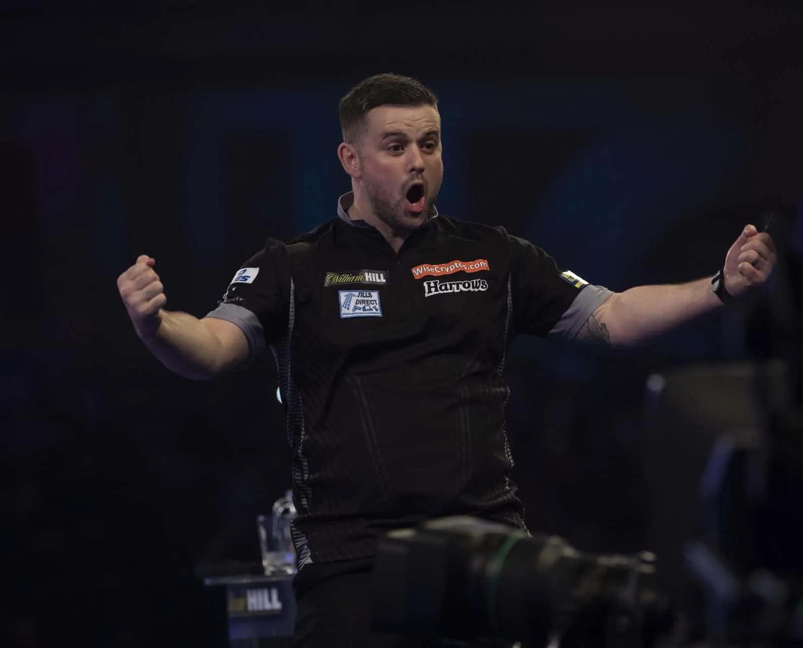 VIDEO: Woodhouse hits first nine-darter on PDC Home Tour and defeats Price with 113 average