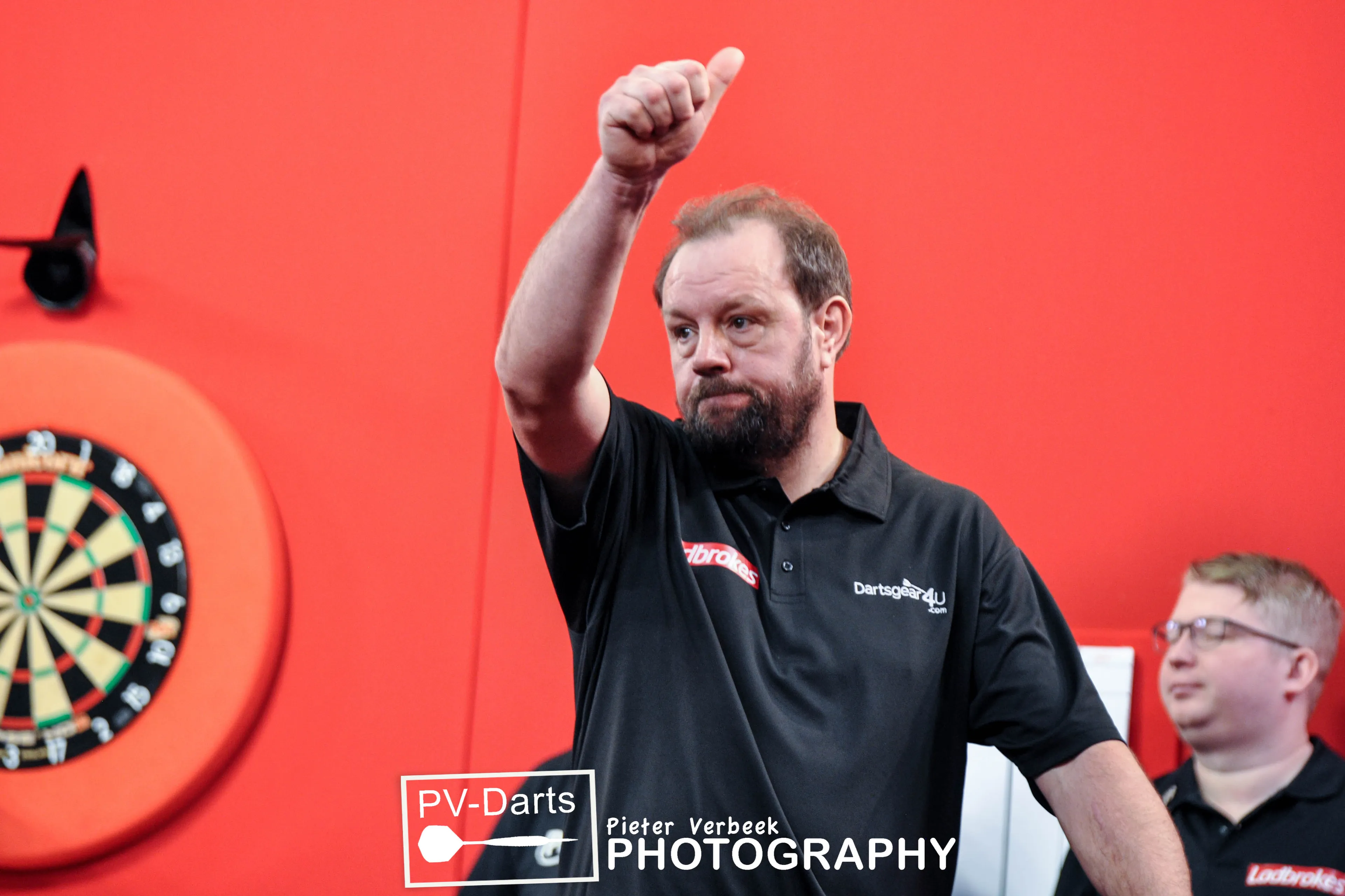 Lowe gewinnt langweiliges Spiel in der ersten Runde der Darts-WM