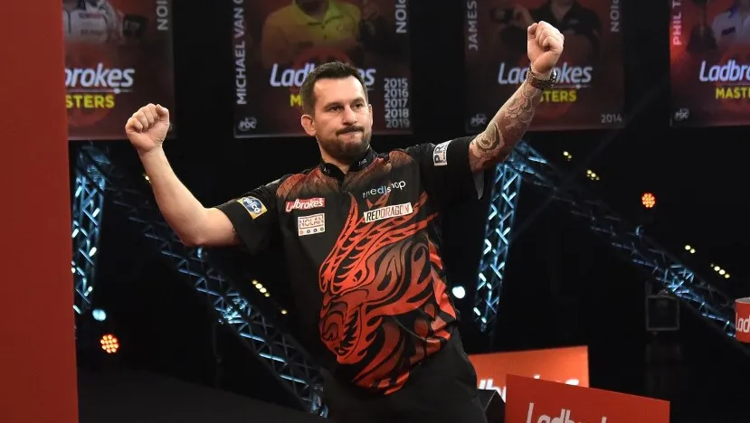 Kuriose Haustiere bei Darts-Stars: Jonny Clayton, eine Schlange und ein Baby in Gefahr!