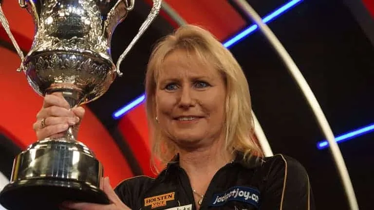 Gulliver erhält BDO WM-Pokal geschenkt, Darter-Kollege Adams bricht in Tränen aus