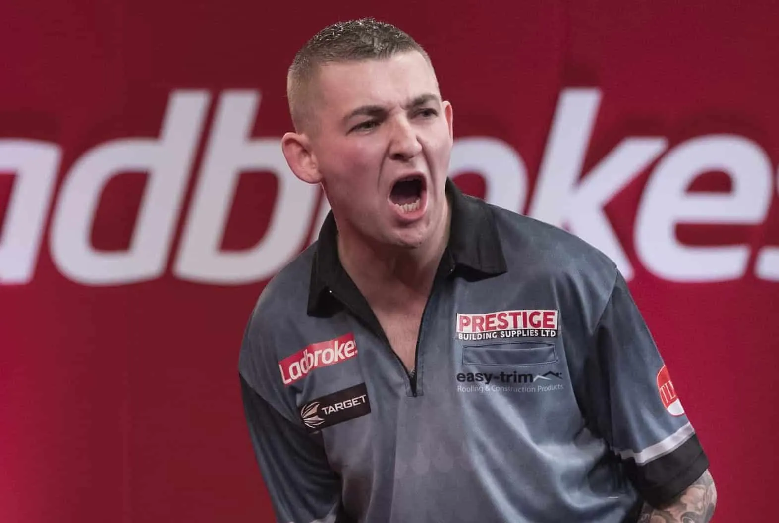 Aspinall wirft 9-Darter bei PDC Super Series