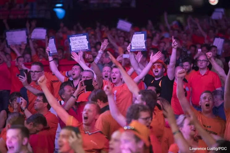 Niederländische Dart-Fans können während der Darts WM den TOTO Dart King Pub besuchen