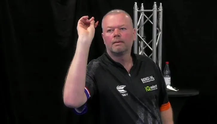Van Barneveld trainiert härter denn je: "Es gibt Tage, an denen ich schon um 9 Uhr werfe"