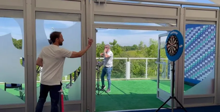 VIDEO: Englischer Fußballtrainer Southgate spielt eine Partie Darts gegen Journalist