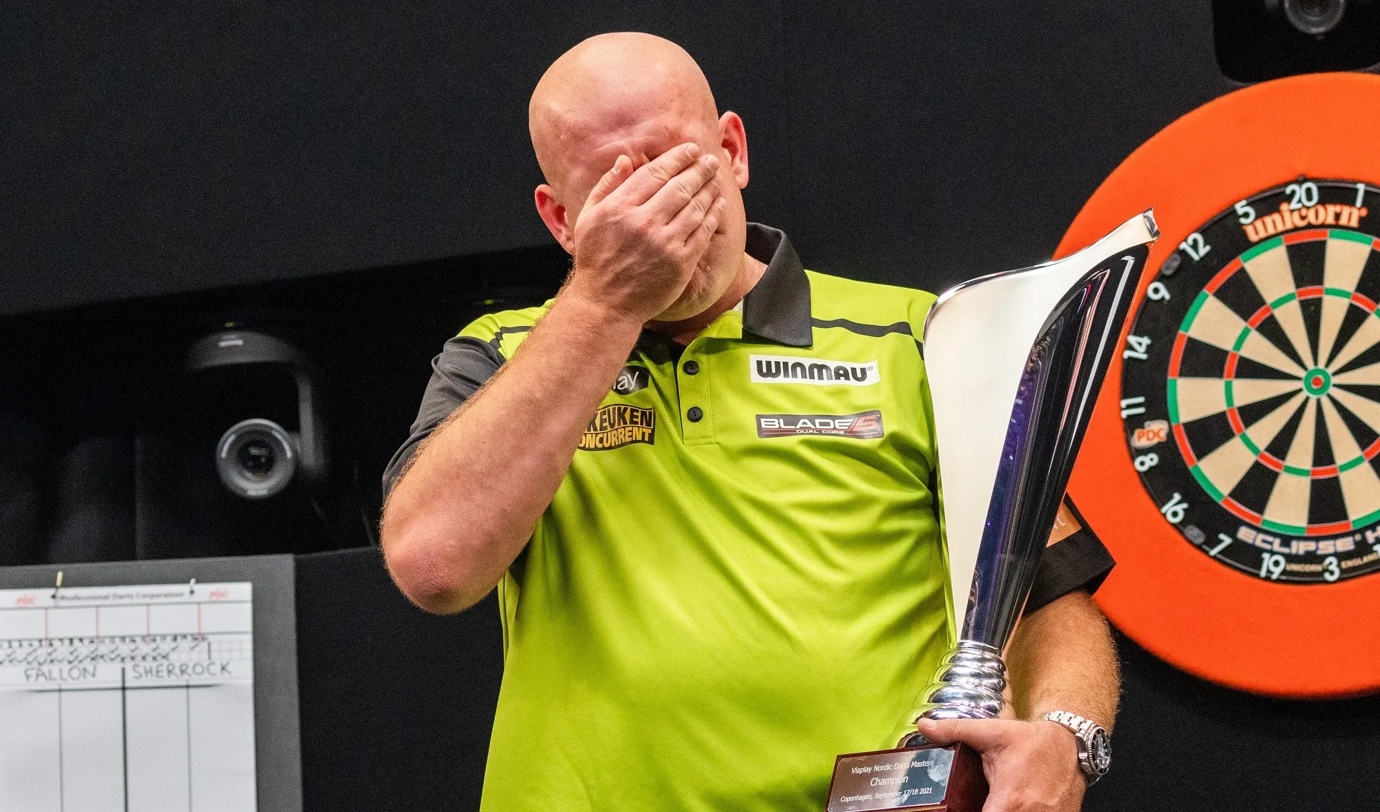 (VIDEO) Van Gerwen bricht nach seinem ersten Titelgewinn der Saison in Tränen aus: "Es lag eine Menge Druck auf meinen Schultern"