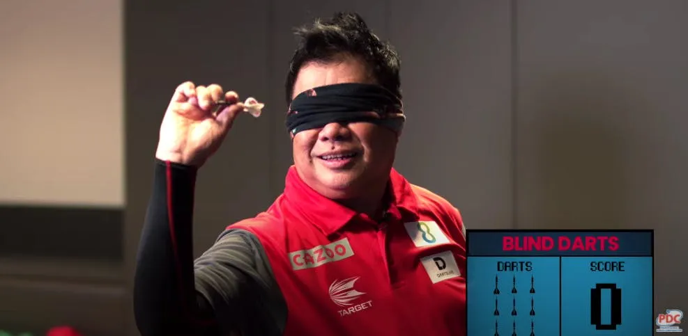 VIDEO: Paul Lim wirft bei einer Partie "Blind Darts" gehörig daneben