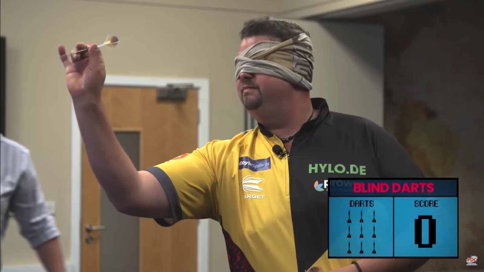 VIDEO: Clemens nimmt am "Blind Darts" Spiel teil