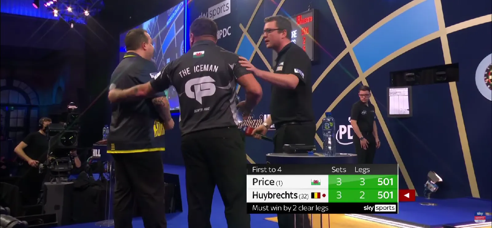 VIDEO: Price und Huybrechts liefern sich heftigen Schlagabtausch beim World Darts Championship-Klassiker
