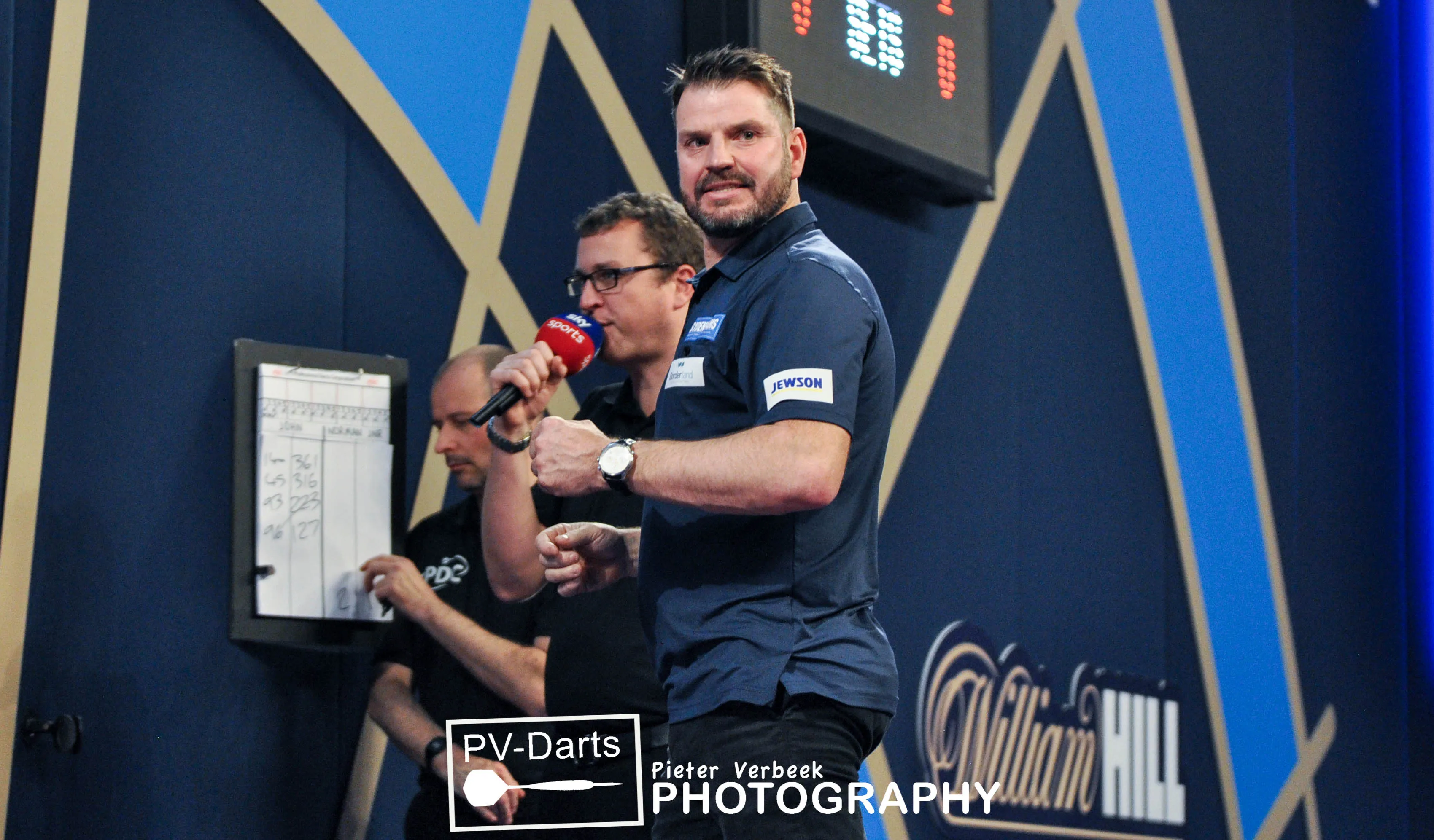 Debütant Barstow setzt sich gegen Norman Jnr durch und sorgt für einen Showdown mit van Gerwen