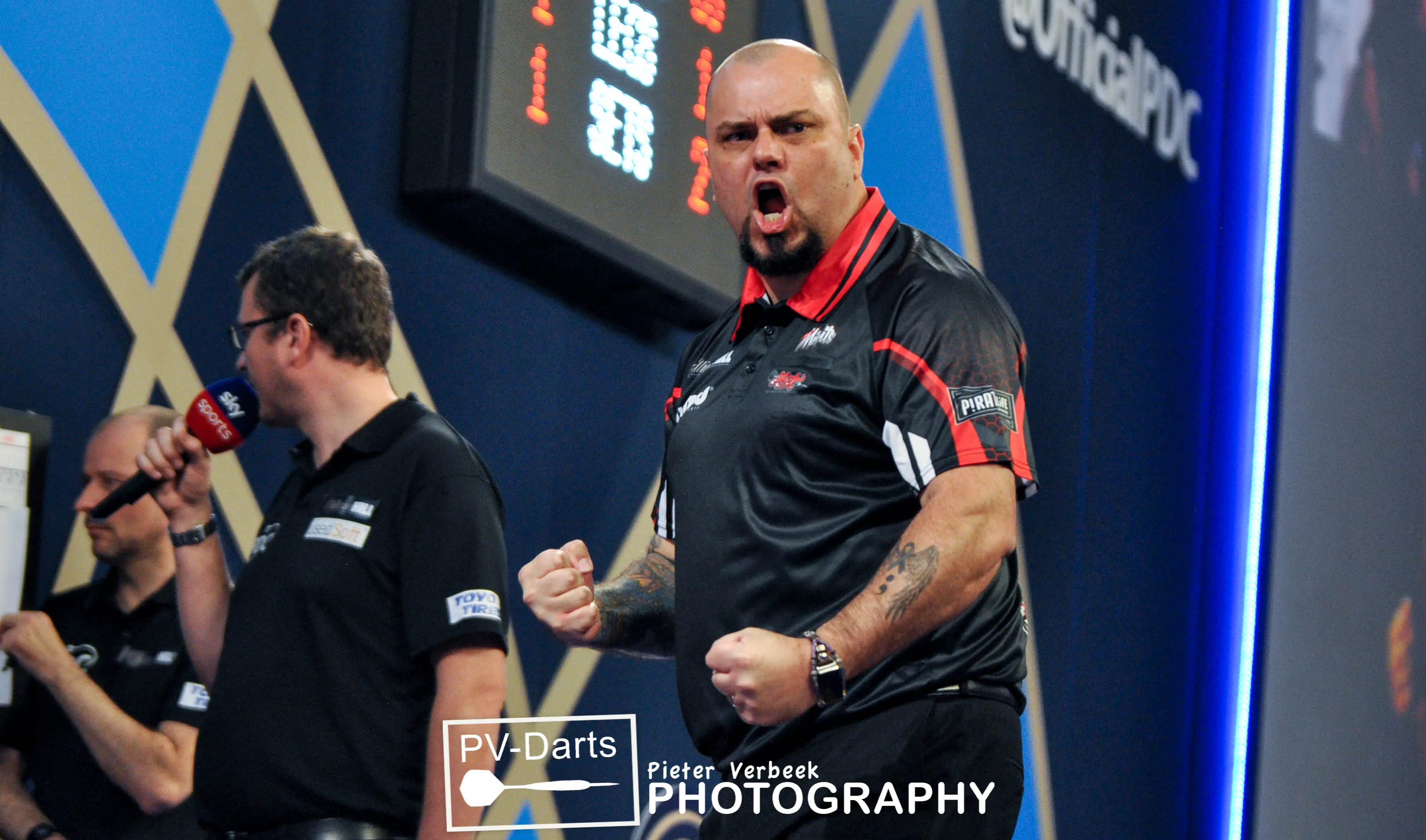 Raymond Smith gibt seinem Sohn mit dem Sieg in der ersten Runde der Darts-WM ein gutes Beispiel