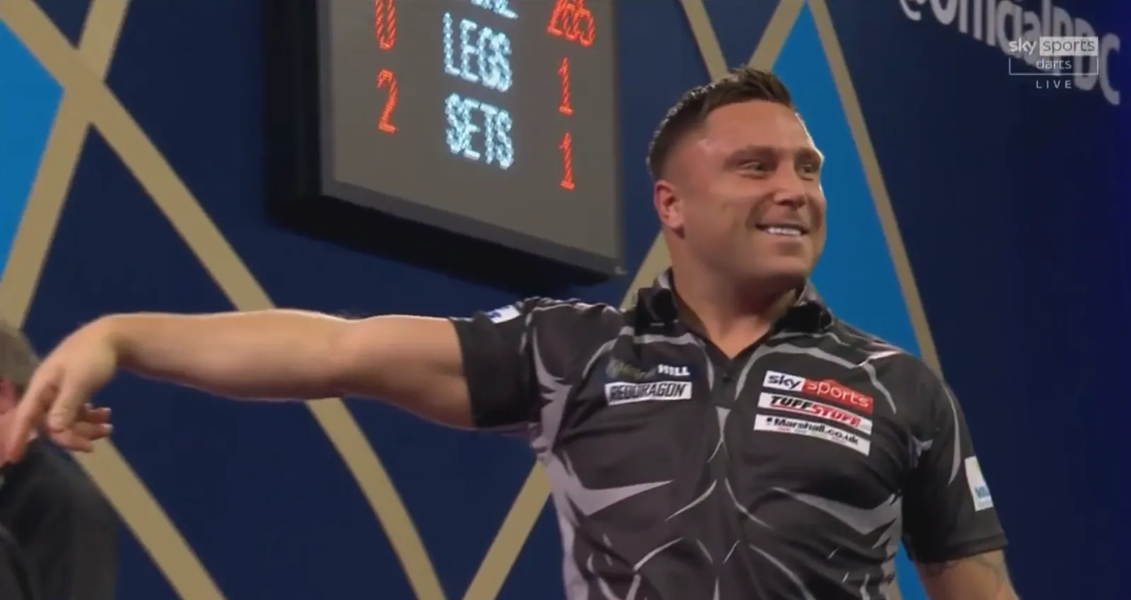 VIDEO: Price wirft endlich seinen ersten im TV übertragenen 9-Darter bei der Darts WM