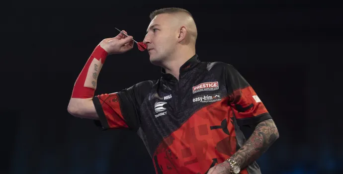 Aspinall wirft ersten Dart nach anderthalb Monaten Verletzung: "Hoffentlich der Beginn eines Comebacks"