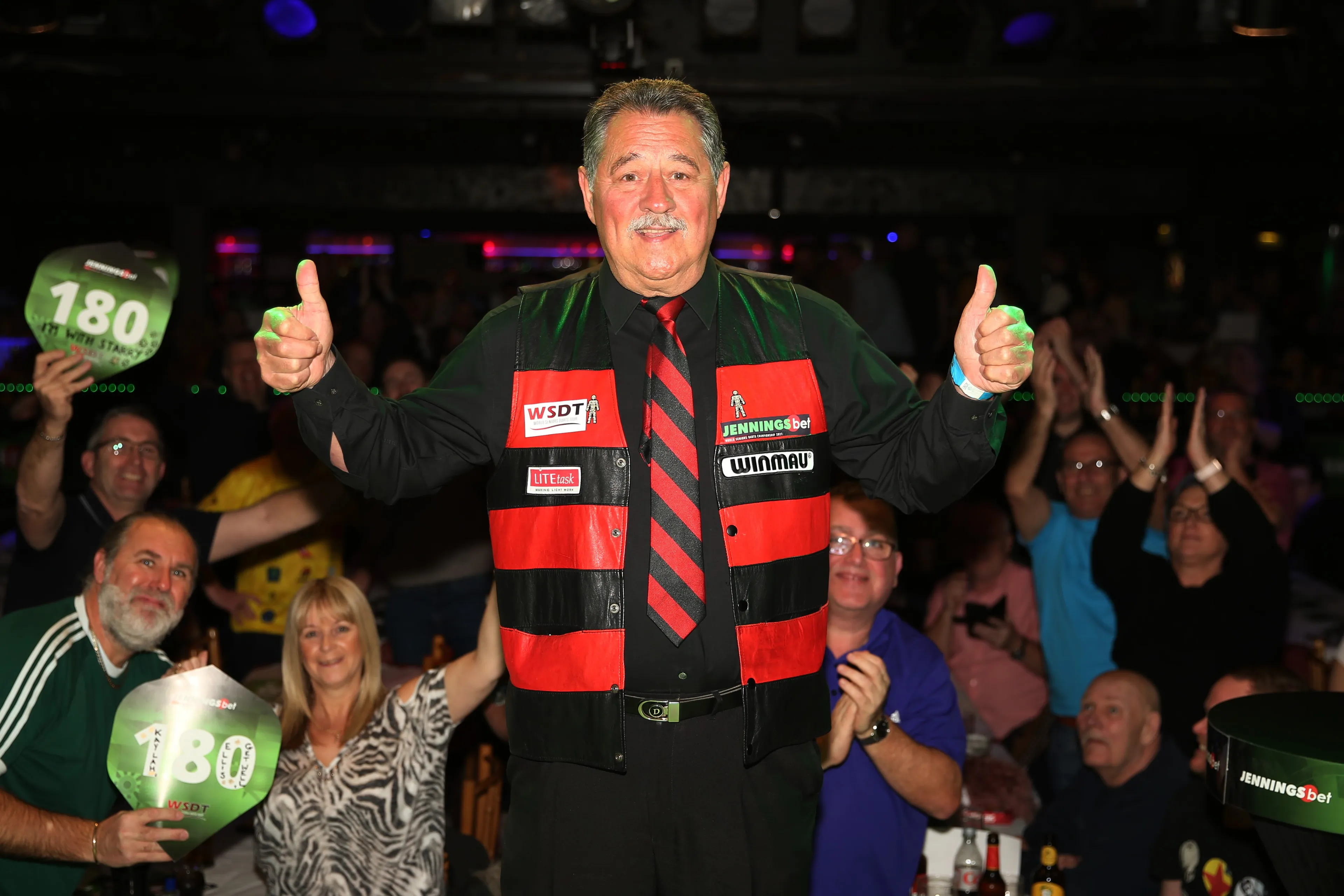 Dennis Piestley im rot-schwarz gestreifeten Hemd und entsprechend gestreifter Jacke&amp;amp;amp;amp;lt;br&amp;amp;amp;amp;gt;