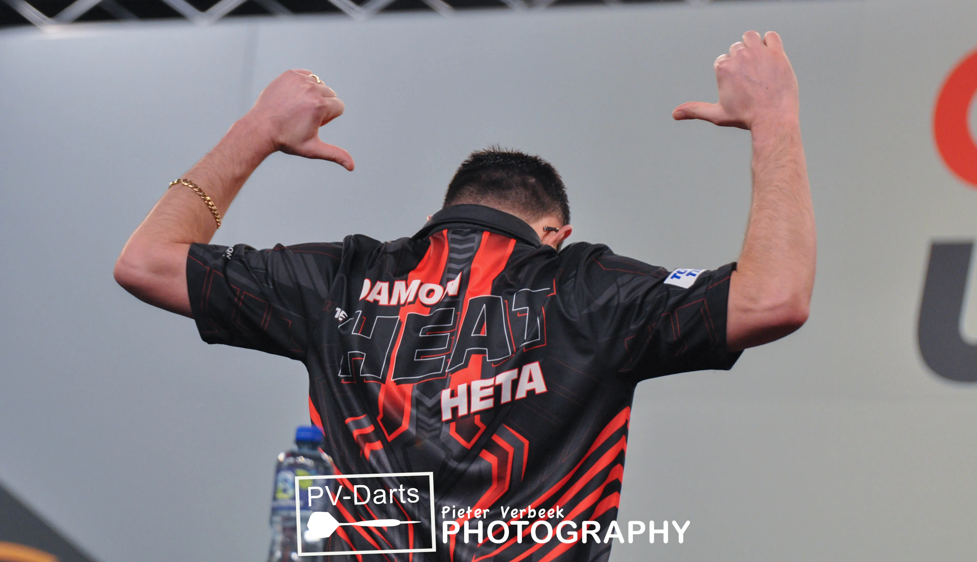 Heta startet mit 9-Darter in das Players Championship 14