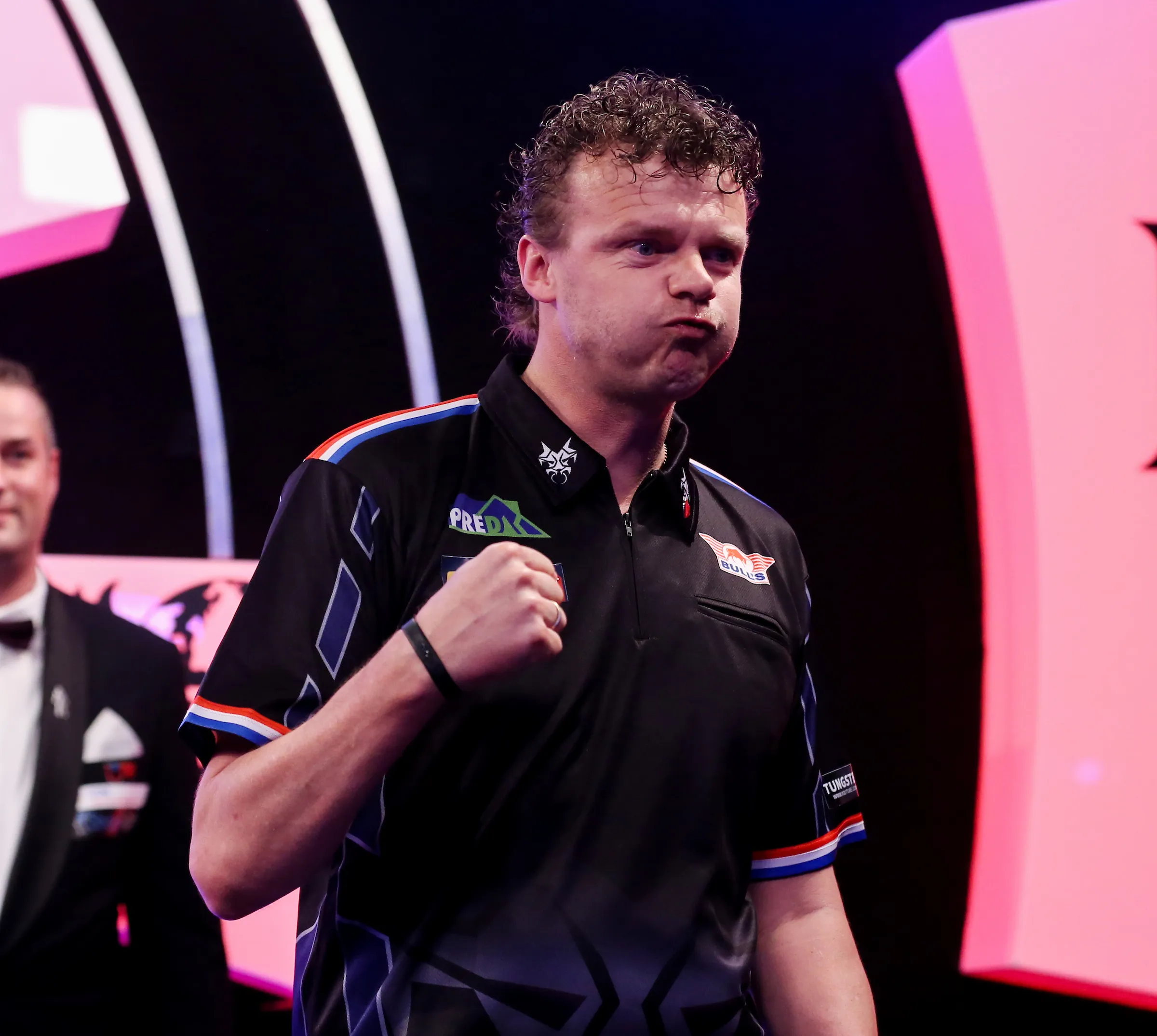 Veenstra verpasst 9-Darter, qualifiziert sich aber nach tollem letzten Leg für das Halbfinale in Lakeside