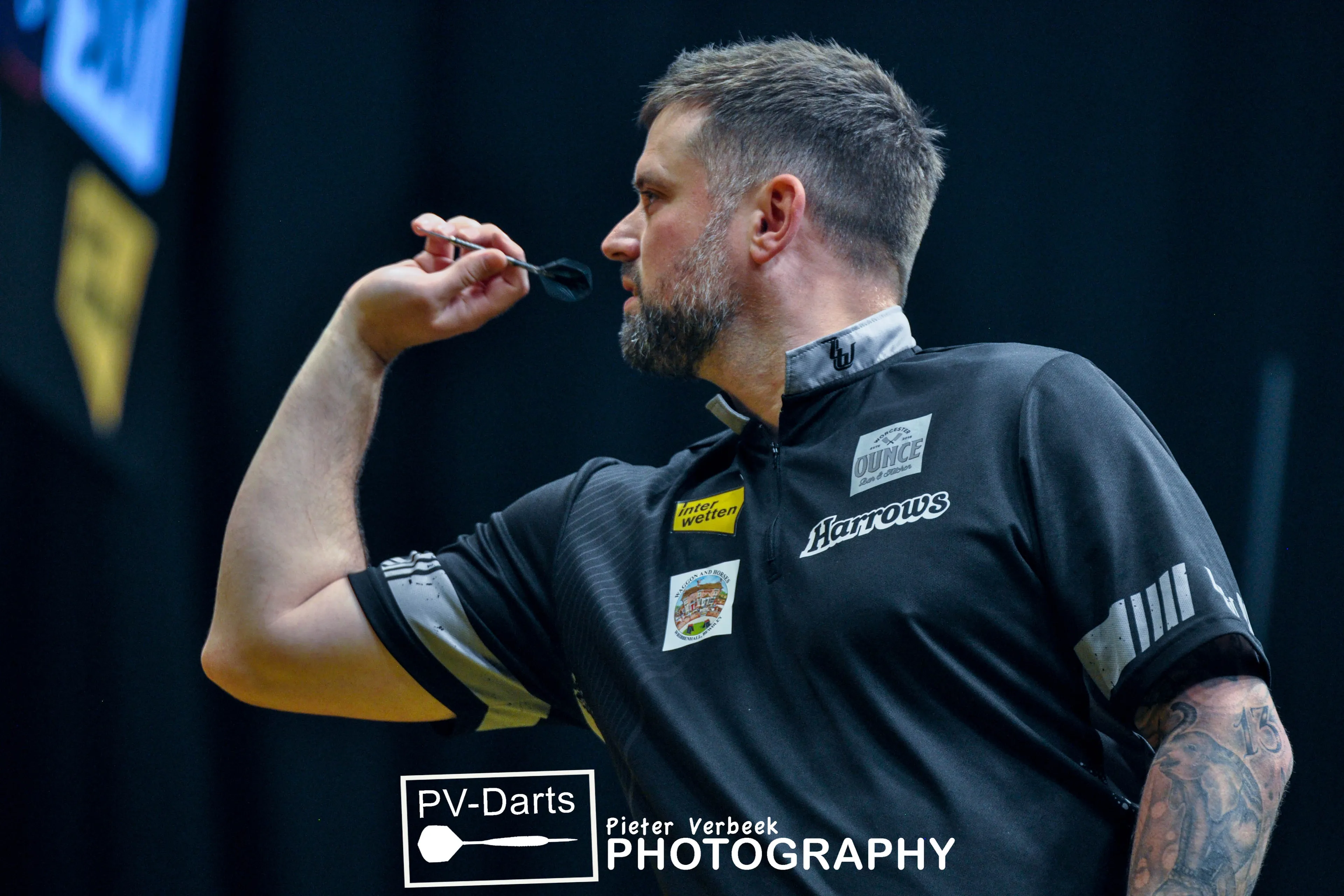Woodhouse und Searle starten mit knappen Siegen beim Grand Slam