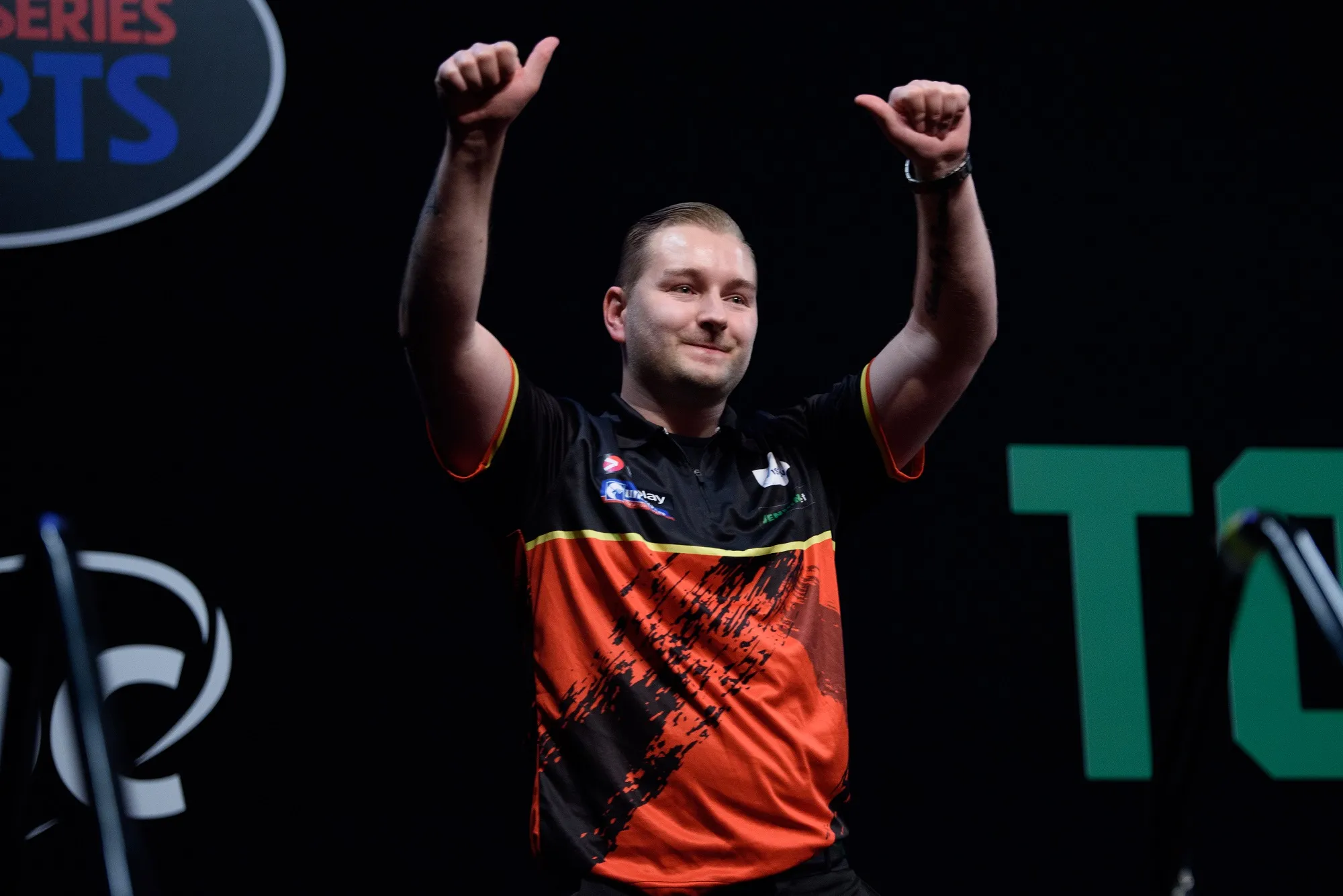 Van den Bergh stellt nach dem Titel in Amsterdam den Rekord von van Gerwen ein