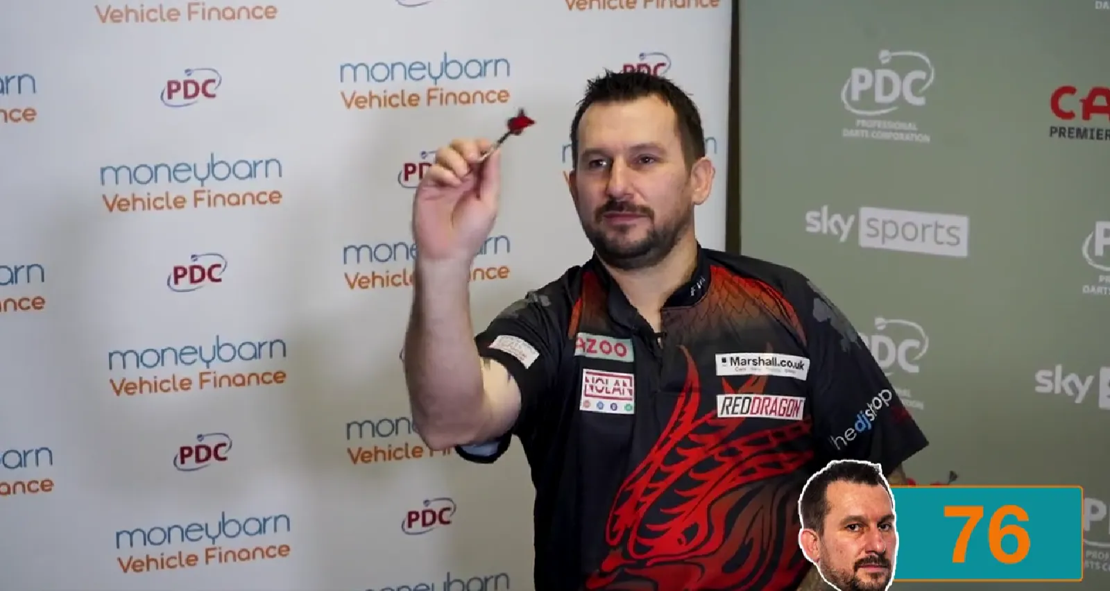 VIDEO: Clayton wirft Darts aus allen möglichen Positionen