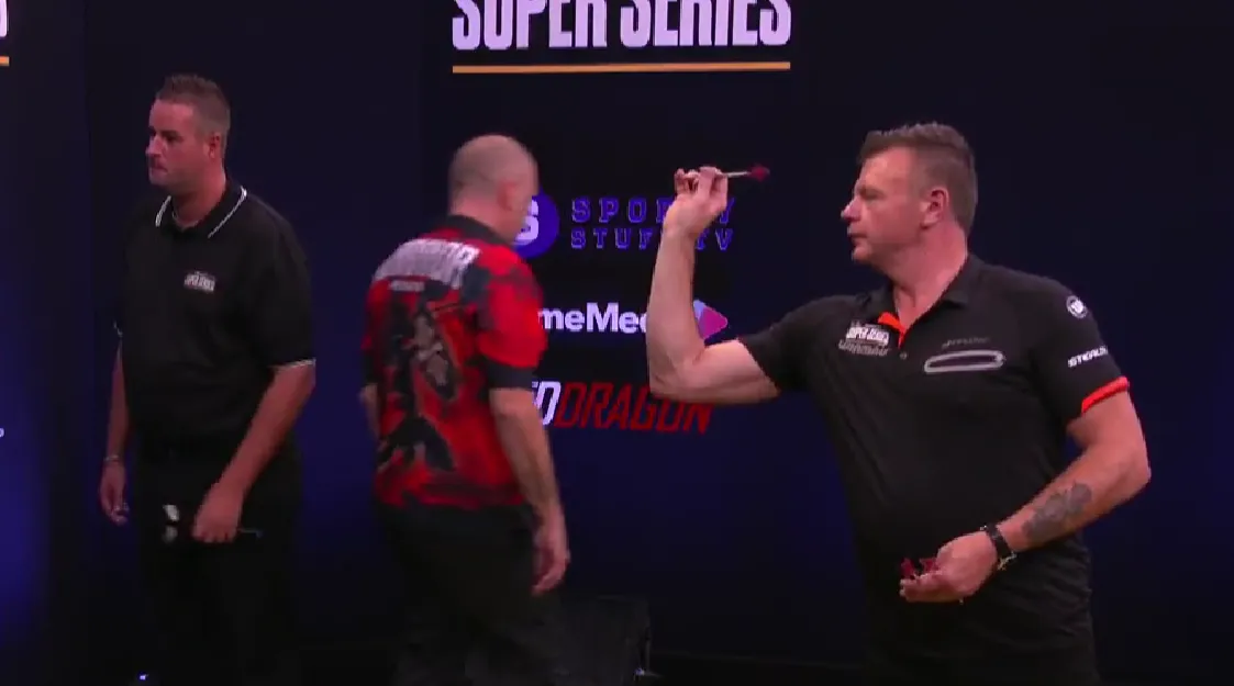 VIDEO: Chris Mason wirft 10-Darter über das Bullseye in der MODUS Super Series