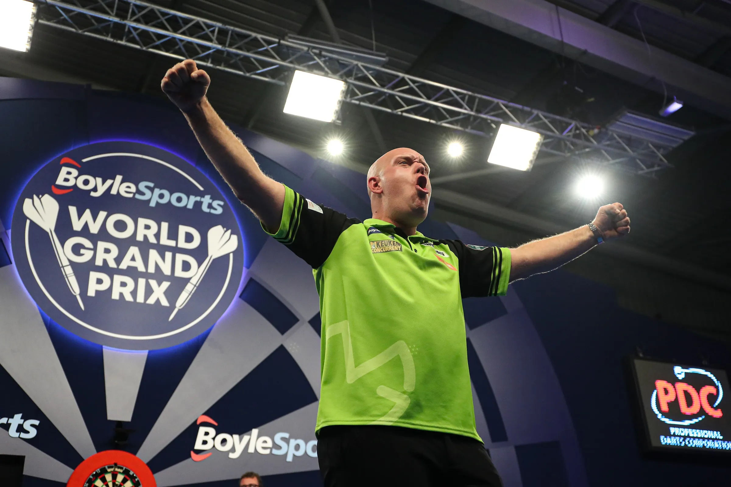Van Gerwen widersteht Aspinall und holt sechsten Titel beim World Grand Prix