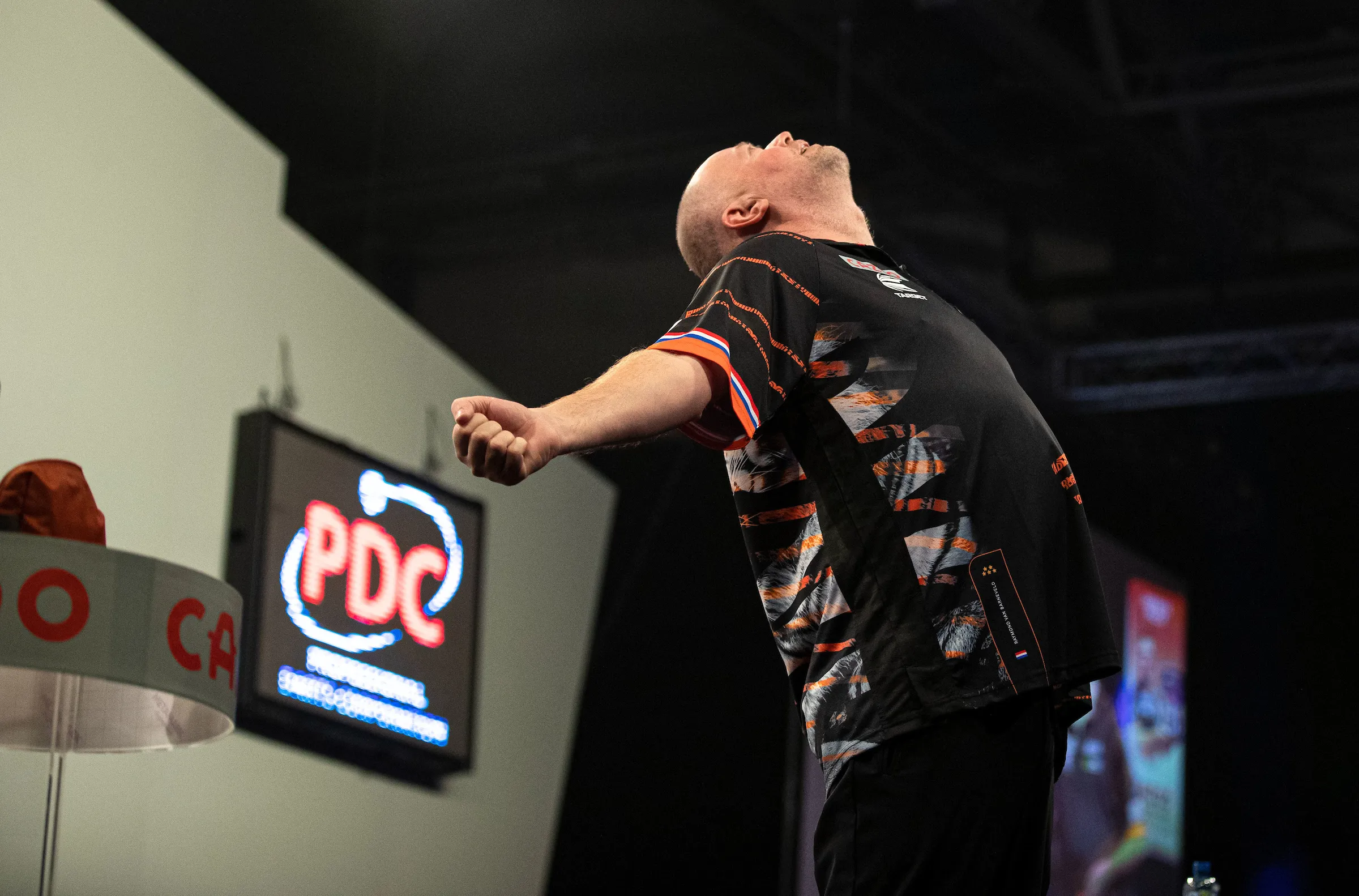 Van Barneveld steht nach überragendem Sieg über Price im Achtelfinale des Grand Slam of Darts