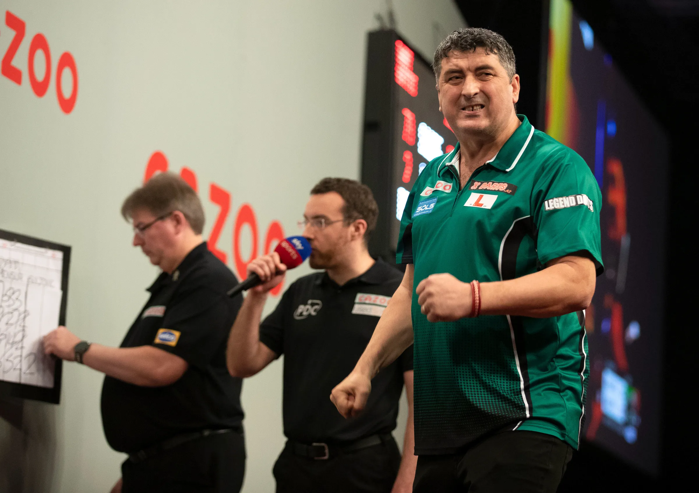 Suljovic steigert sich in seinem Match gegen De Decker und zieht in die dritte Runde der Darts WM ein