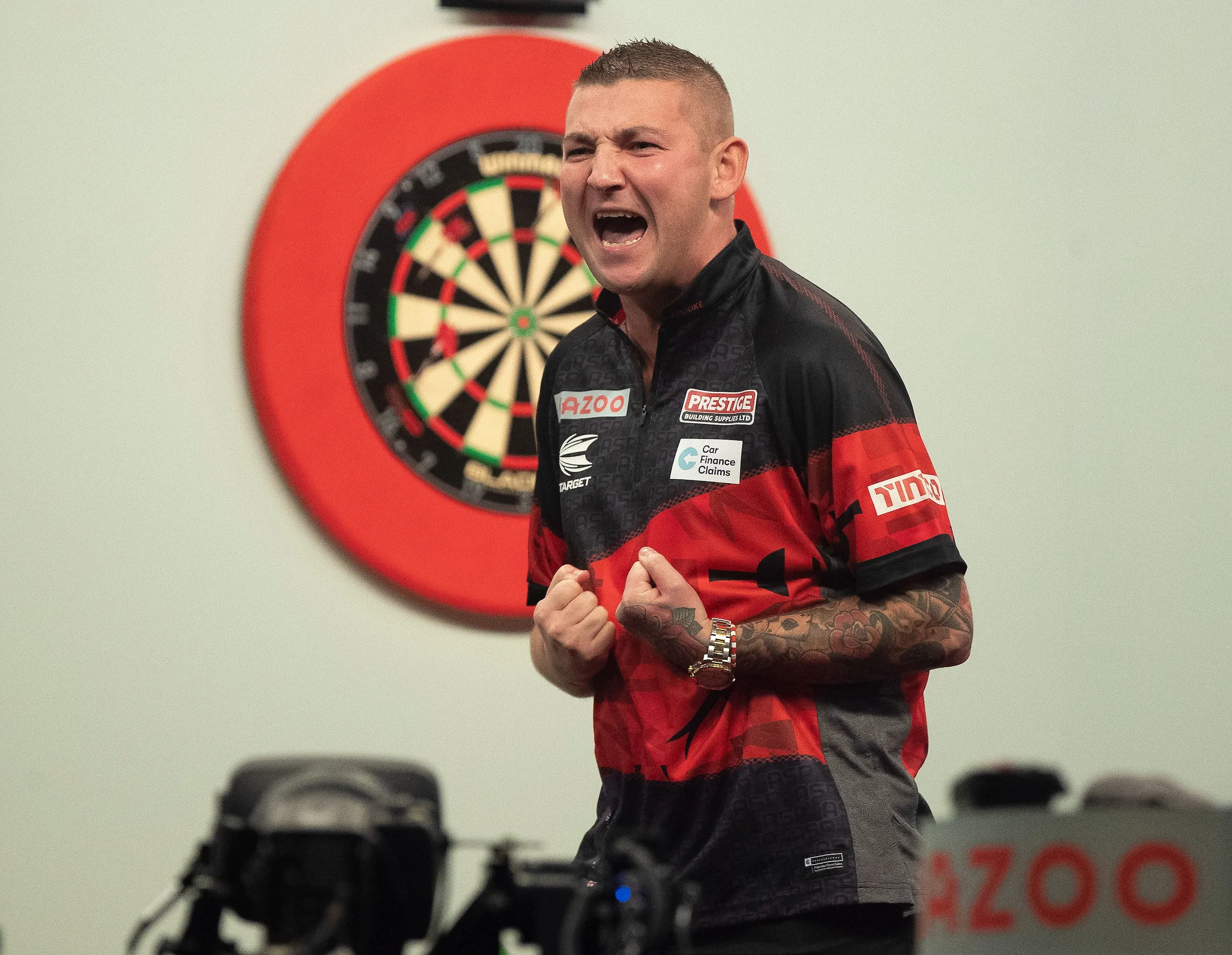 Aspinall zieht nach beeindruckendem Sieg über Wattimena ins Viertelfinale des Grand Slam of Darts ein