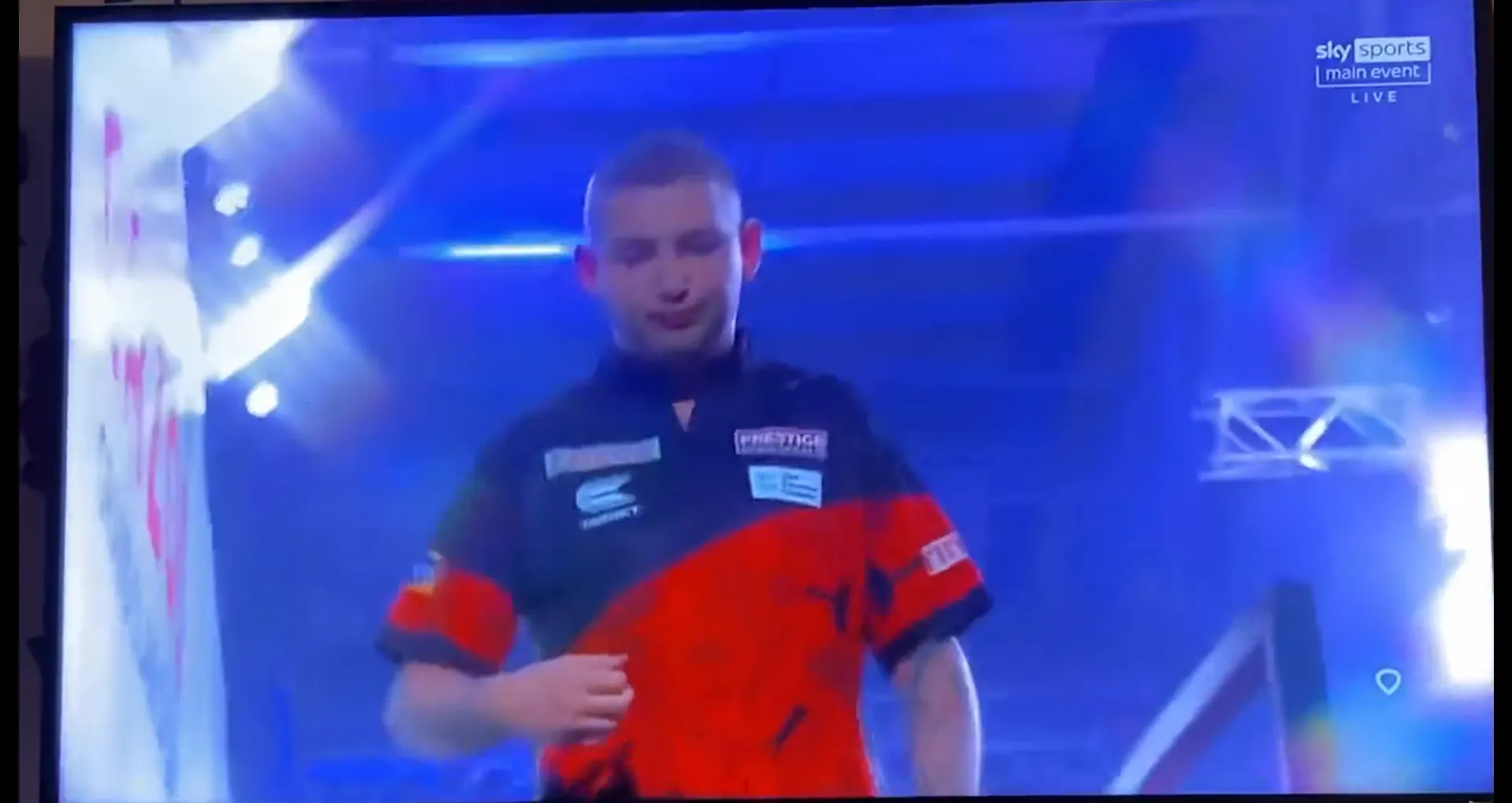 VIDEO: Aspinall wird von der Kamera dabei erwischt, wie er während des Duells mit Wattimena beim Grand Slam of Darts eine obszöne Geste macht, bevor er es merkt