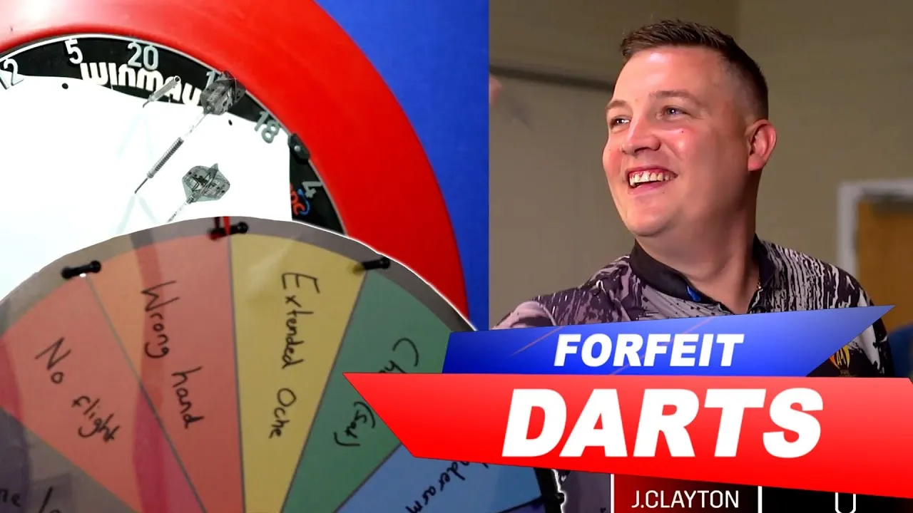 VIDEO: Dobey und Clayton treten in einem Forfeit-Dartspiel gegeneinander an