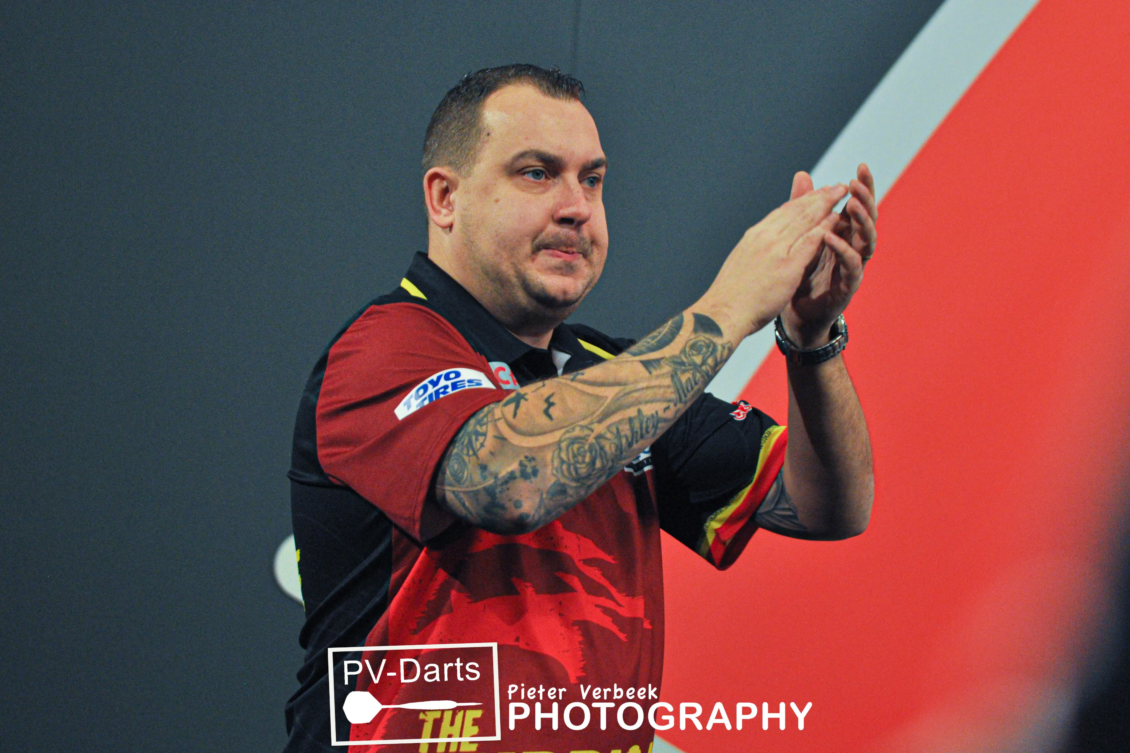 Huybrechts erzwingt Duell gegen Weltmeister Wright nach souveränem Sieg