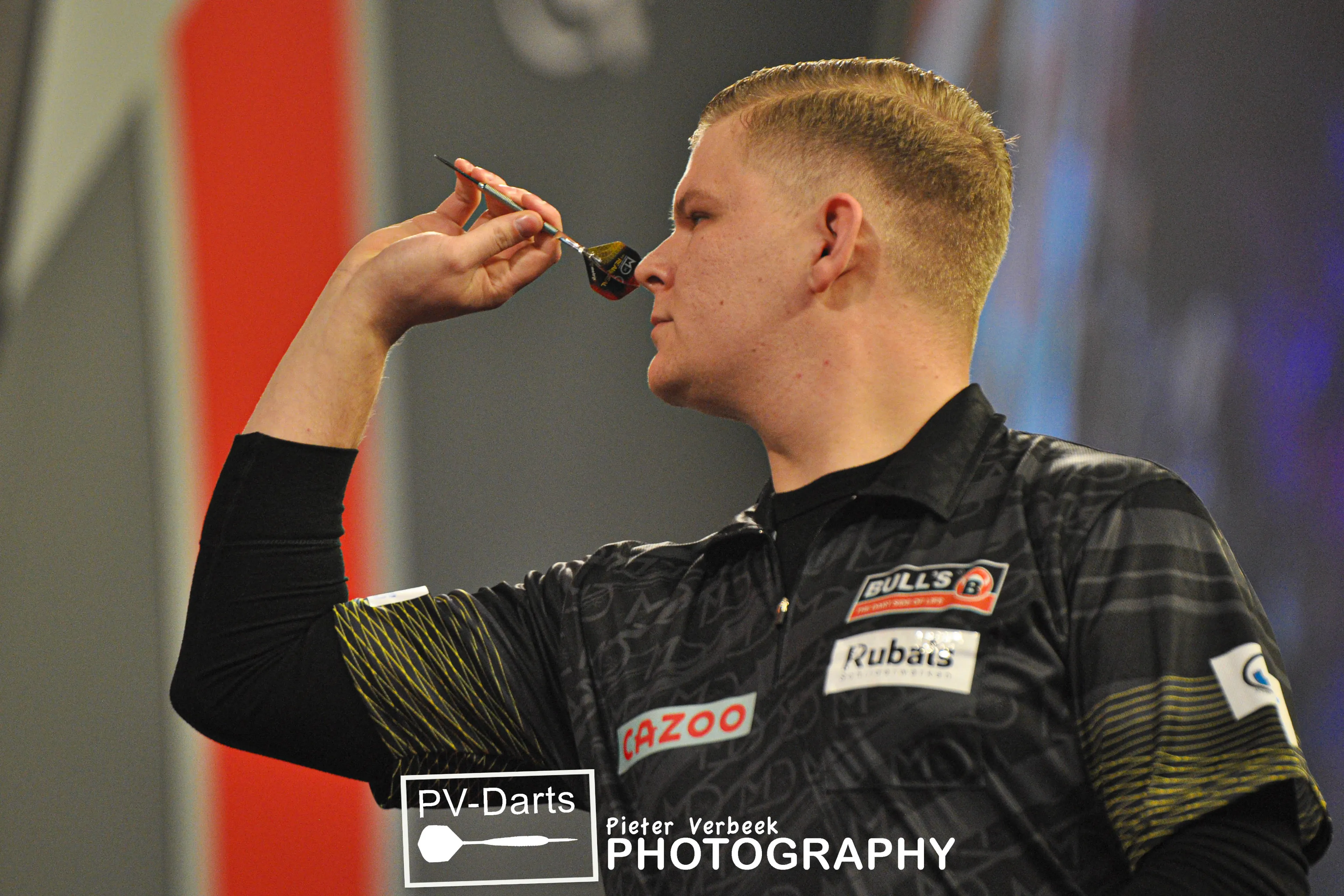 De Decker sorgt für dritten belgischen Sieg bei der Darts-Weltmeisterschaft