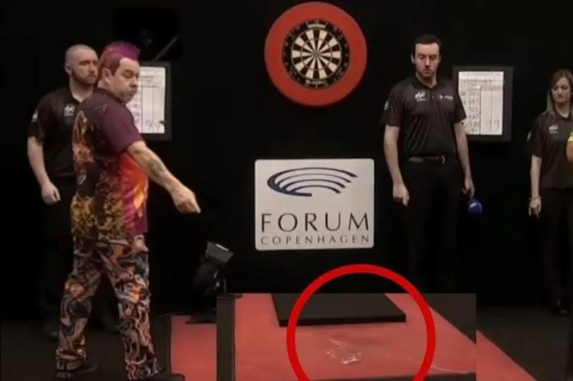 VIDEO: Fan überschüttet Wright nach Sieg über van Gerwen mit Bier
