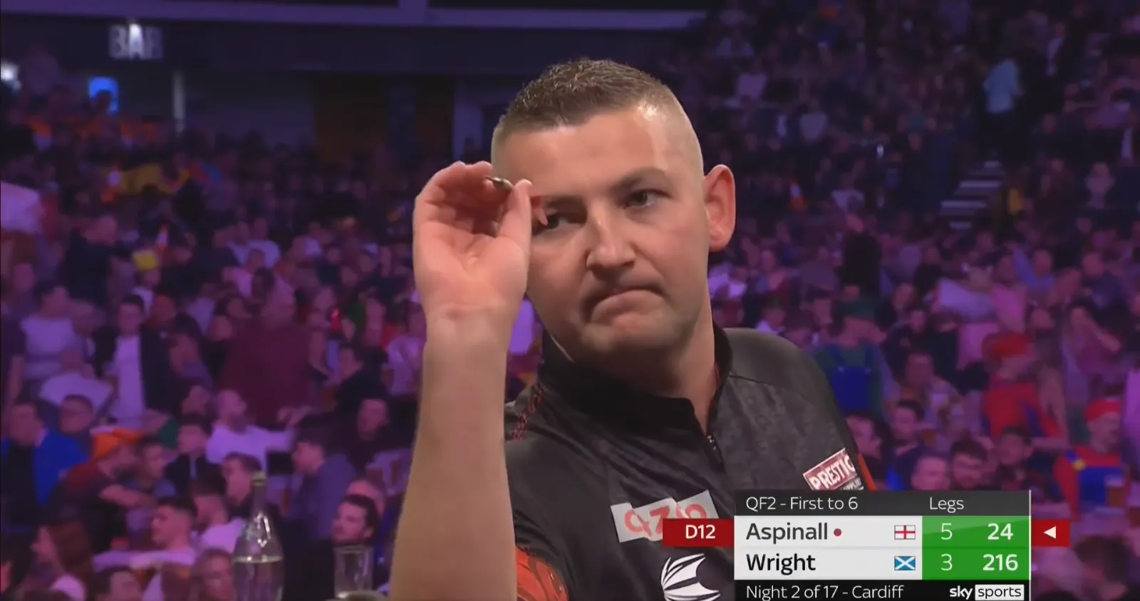 Aspinall wirft "Phantom-9-Darter" während der Premier League in Cardiff