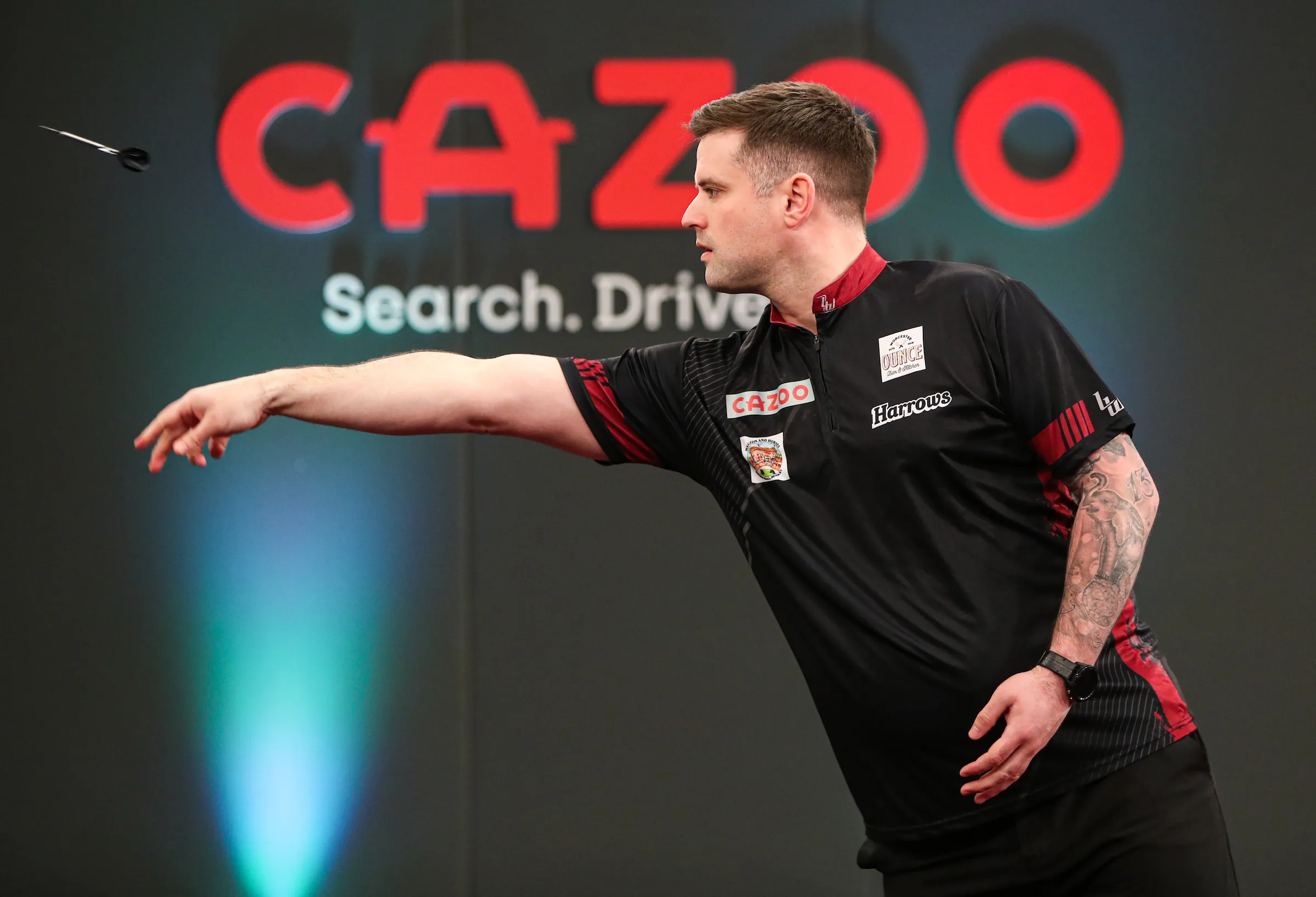 Woodhouse mit Schmerz auf der Bühne der Austrian Darts Open und vermutet eingeklemmten Nerv
