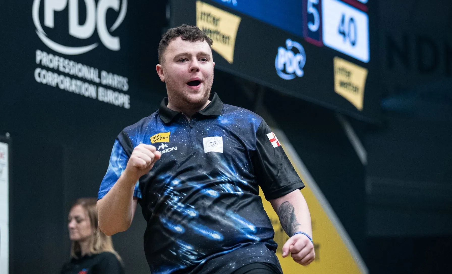 Rock schlägt van Gerwen mit 7-0 und trifft im Finale der Austrian Darts Open auf Clayton