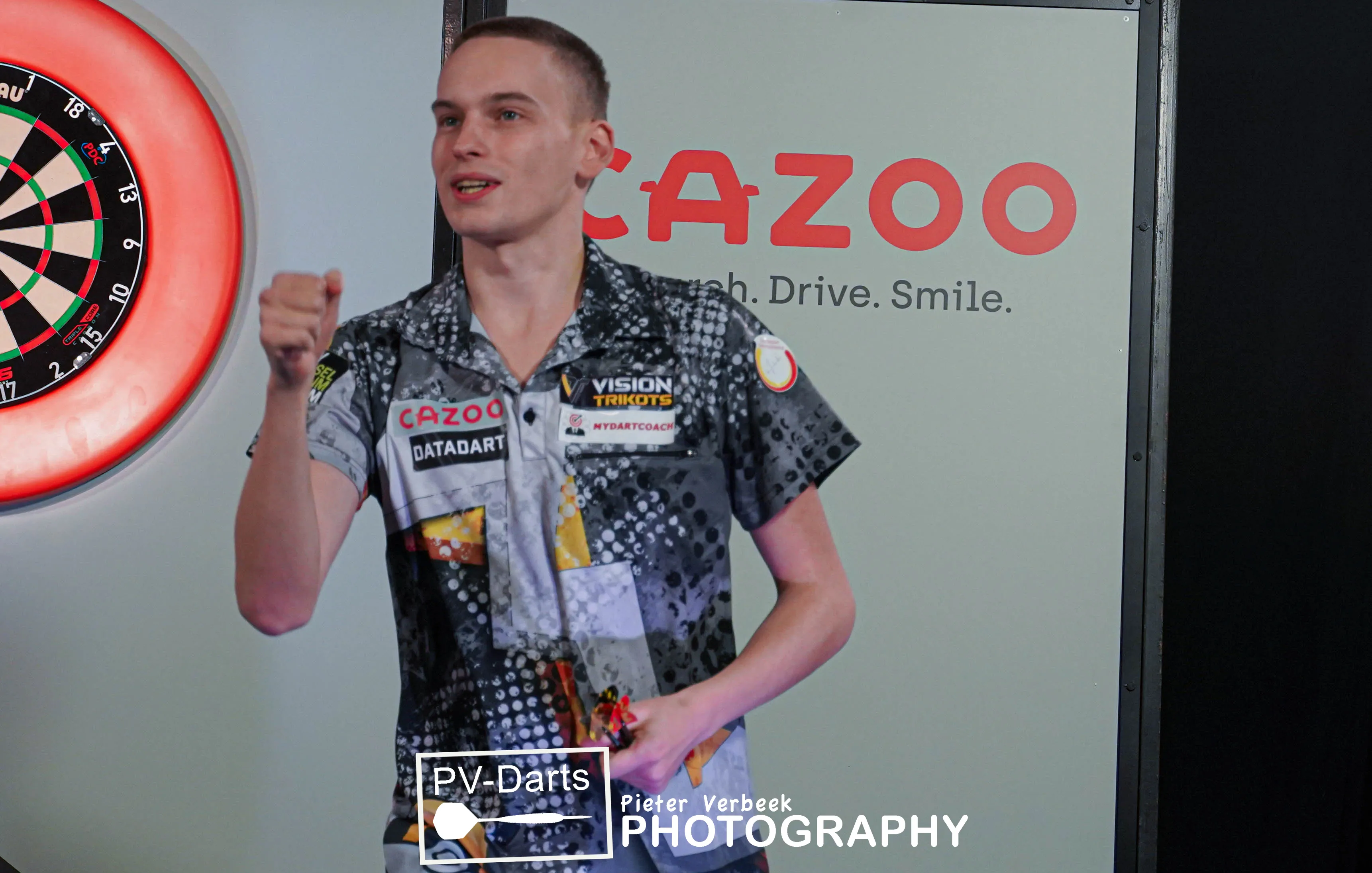 Pietreczko zieht mit zwei Highfinishes in die zweite Runde der European Darts Open ein, Eidams setzt sich gegen van der Velde durch