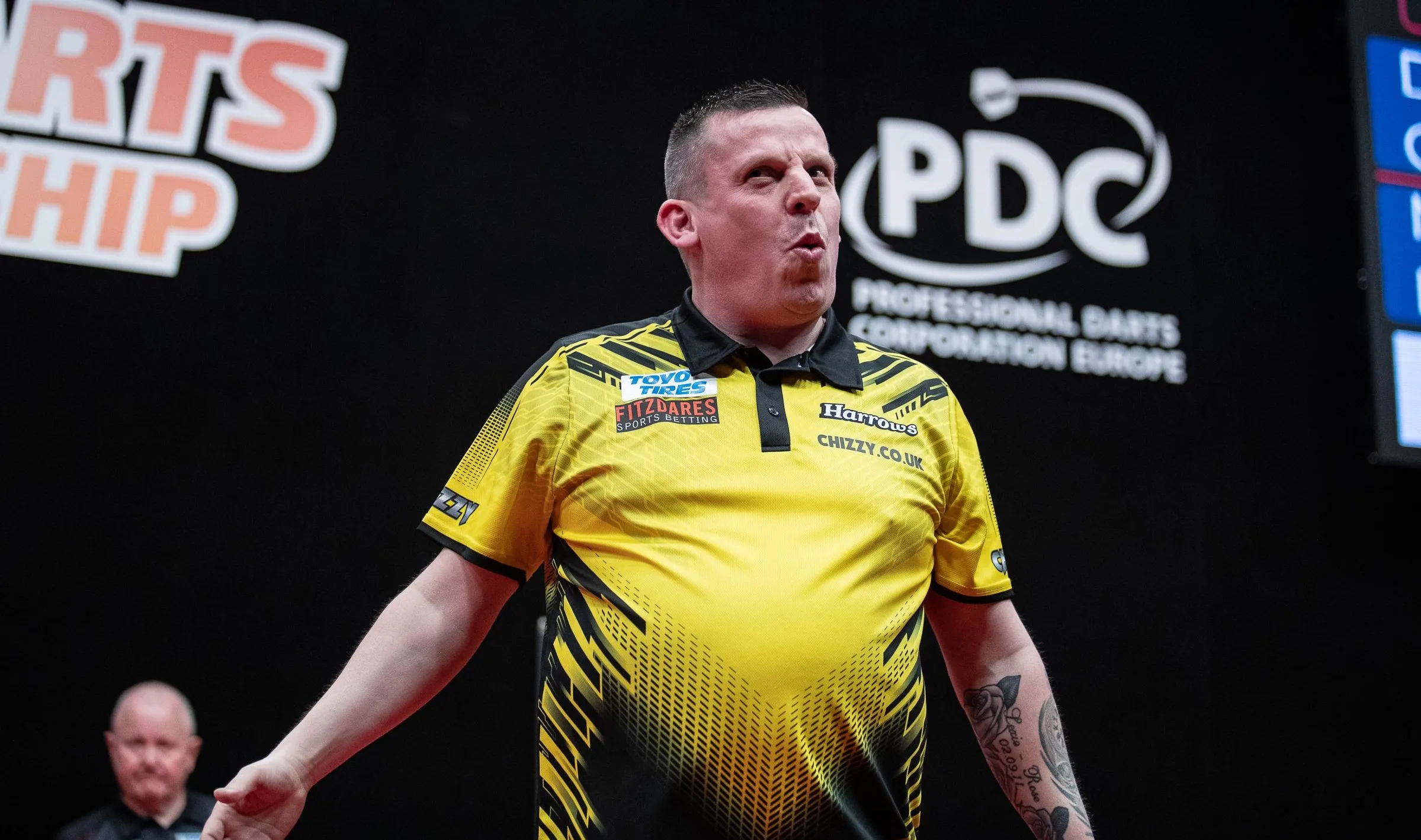 Chisnall siegt in einem dramatischen Match zum ersten Mal seit 12 Versuchen gegen van Gerwen auf der European Tour und steht vor einer Wiederholung des Kieler Finales gegen Humphries