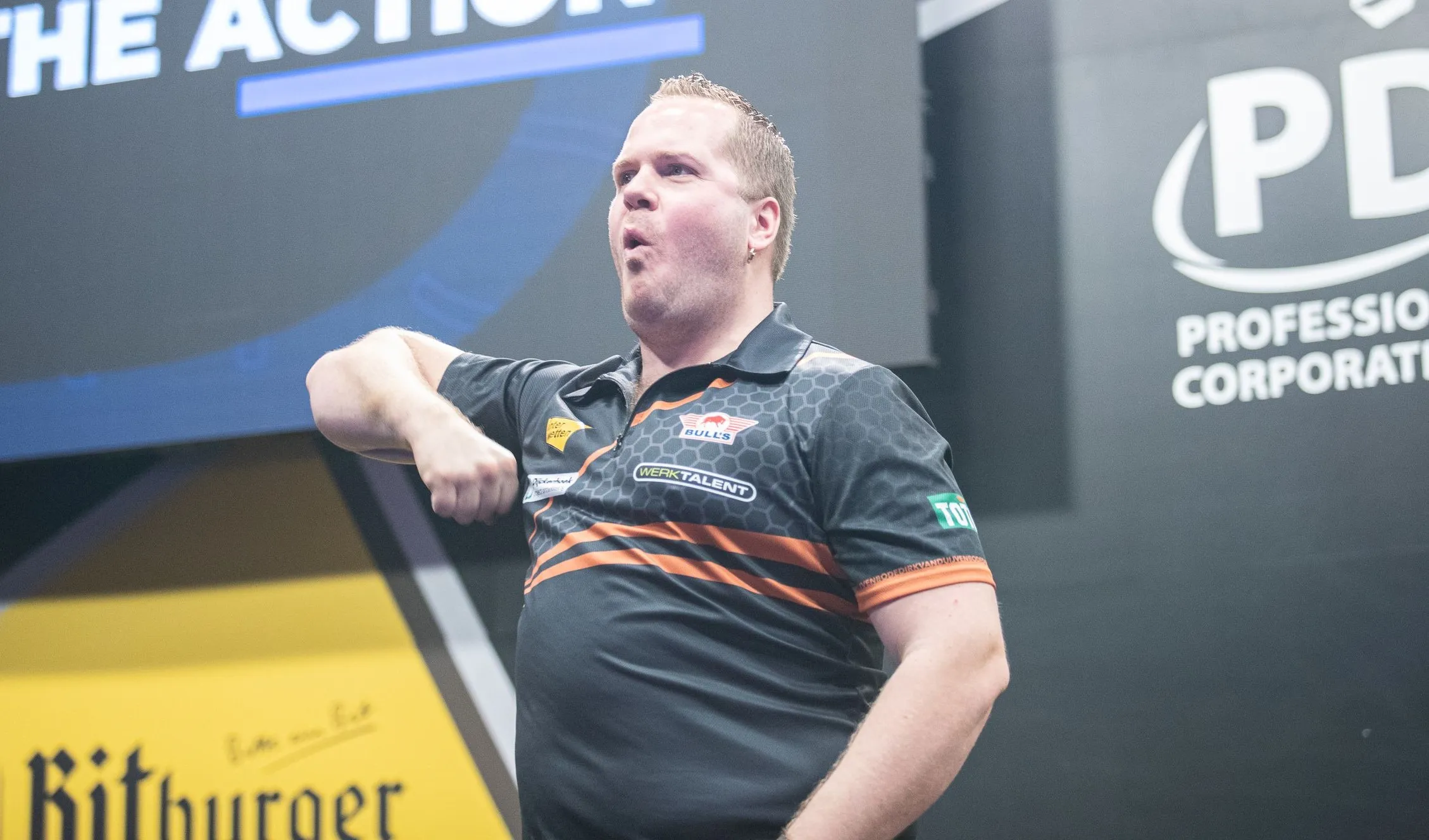 Van Duijvenbode gibt ein würdiges Gastspiel in Ahoy: "Wenn ich in der Premier League spiele, möchte ich auch in den Playoffs voll antreten"