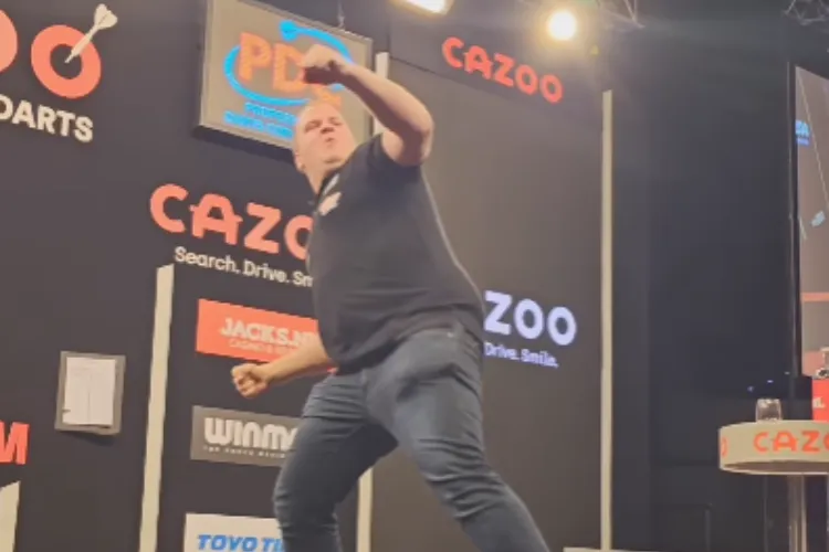 VIDEO: Van Duijvenbode schnuppert die Atmosphäre im Ahoy und unterhält das Publikum mit Hardstyle-Musik