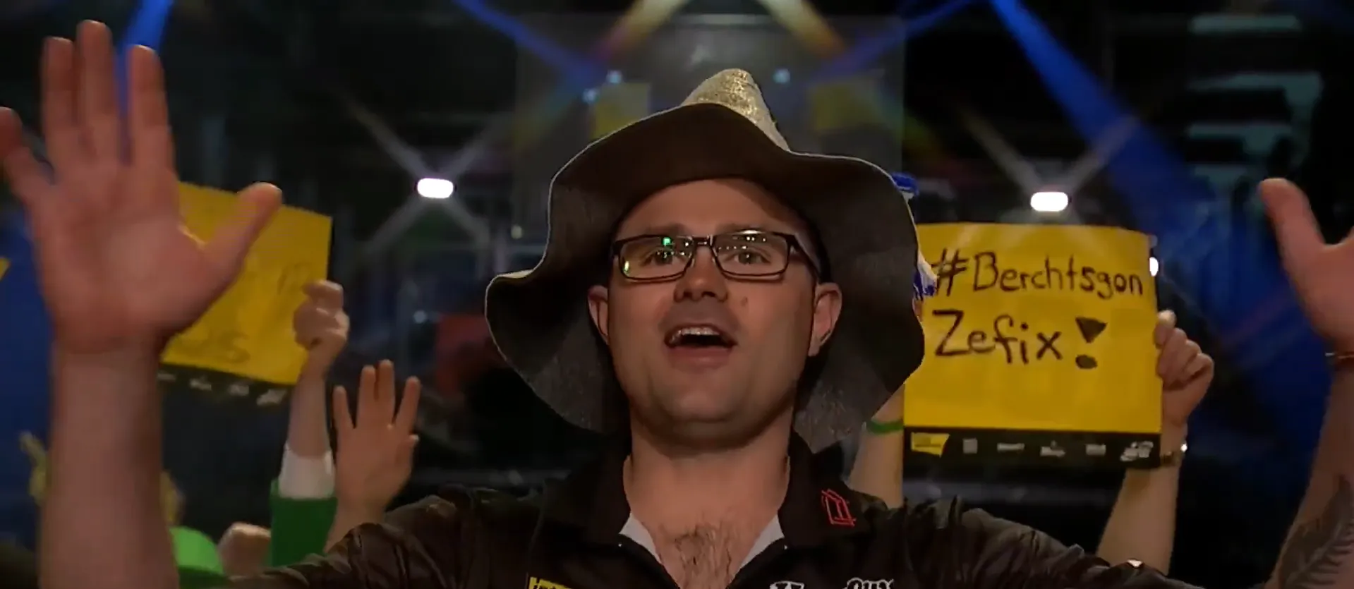 VIDEO: Heta stiehlt die Show mit außergewöhnlichem Walk-on beim German Darts Grand Prix - "Skandal" im Zenith