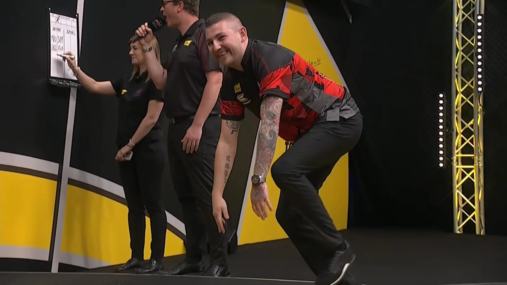 (VIDEO) Dramatisches Dartspiel: Aspinall verpasst ein Neun-Dart-Finish und vergibt vier weitere Matchdarts, während Ross Smith ein 107er Checkout erzielt
