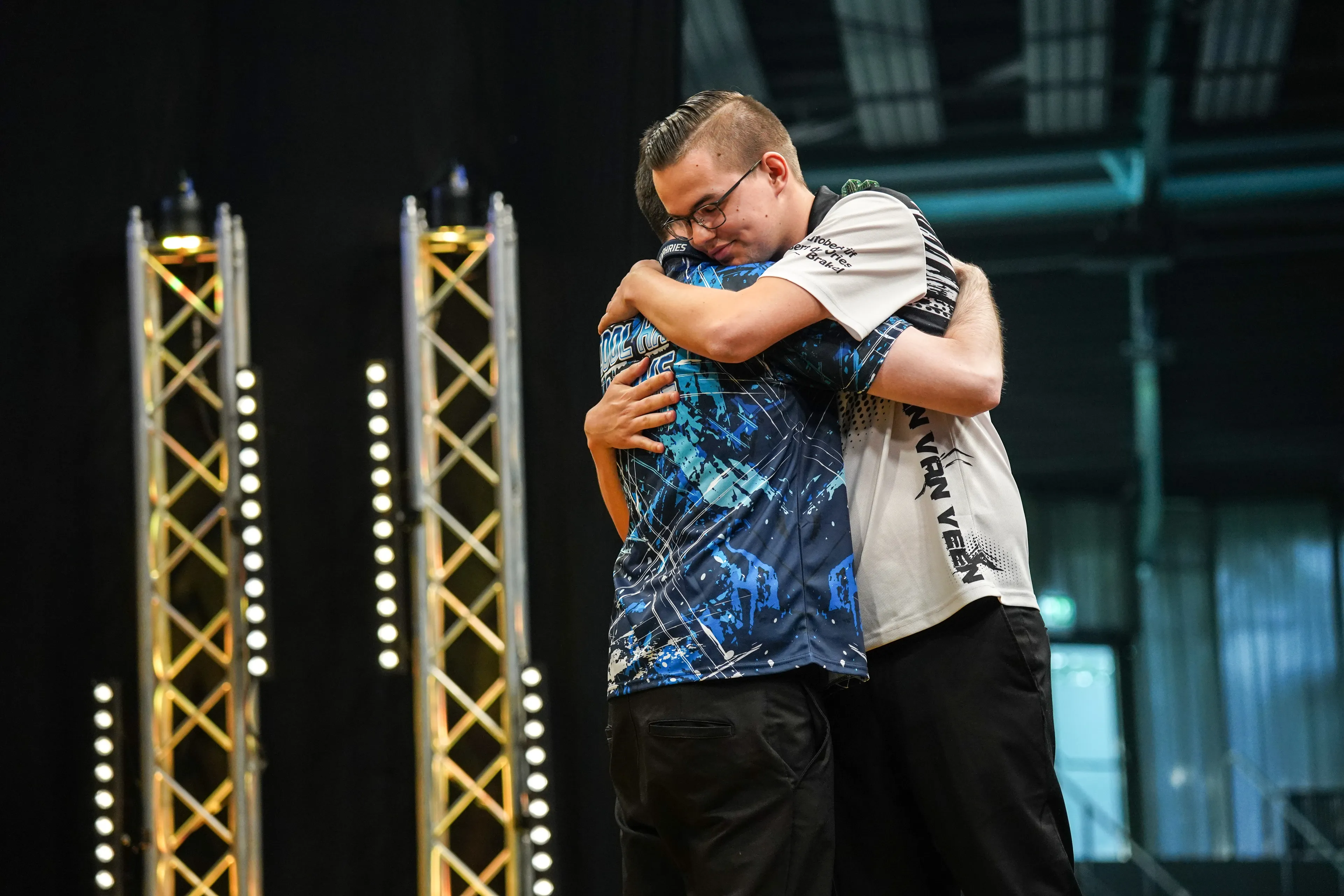 VIDEO: Höhepunkte der letzten Session des European Darts Grand Prix mit dem fantastischen Duell zwischen Humphries und Van Veen