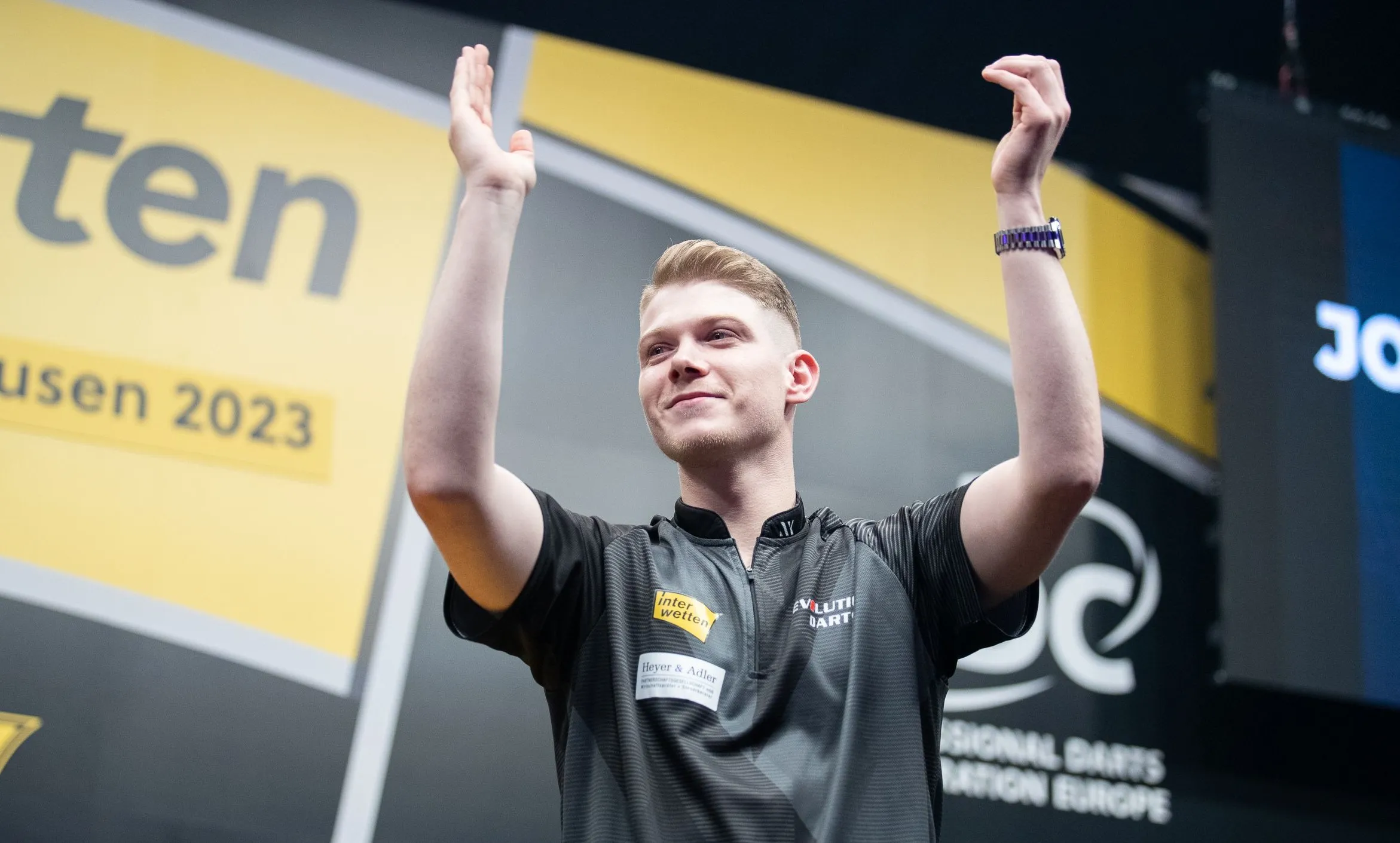 Maendl-Lawrance und Kurz gewinnen Qualifikation für European Darts Grand Prix