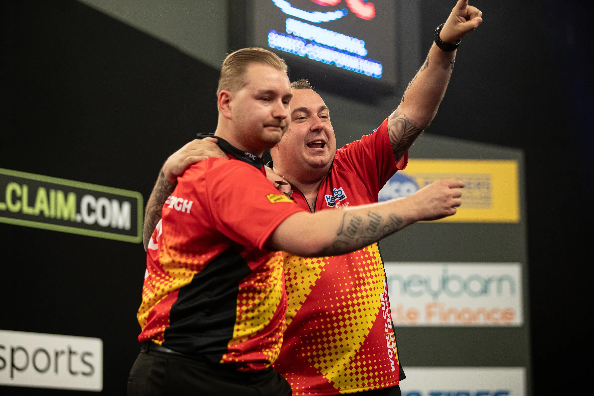Belgischer Darts-Kommentator schimpft über van Barneveld und van der Voort: "Es ist absolut "nicht richtig", die schmutzige Wäsche der Kollegen aufzuhängen"